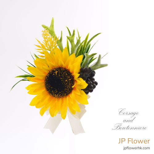 細緻動人的黃色茶花及淺黃小花襟花與手花,為你的重要時刻增添優雅氣質