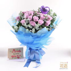 一束淡紫色玫瑰花，配上一顆可客製化印字的氣球，由香港平價花店FlowerG為生日或週年紀念設計。